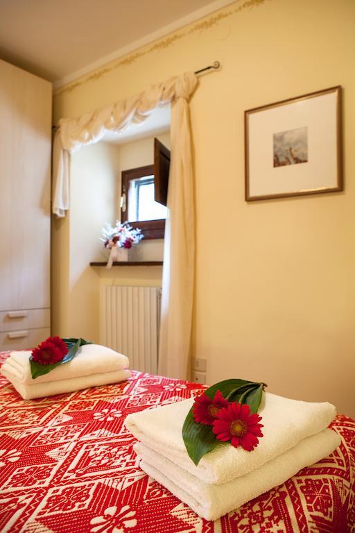 Residence Menotre Rasiglia Quarto foto